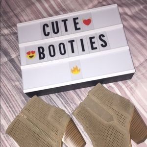 Cute open toed boots!!